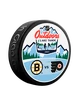 Offizieller Puck des Spiels Inglasco Inc.  NHL Outdoors Lake Tahoe Dueling Philadelphia Flyers vs Boston Bruins